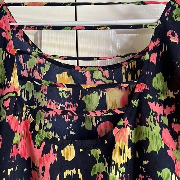 Forever 21 XXI Short Sleeve Cropped Floral Blouse with back cut-out size Small - Picture 5 of 8